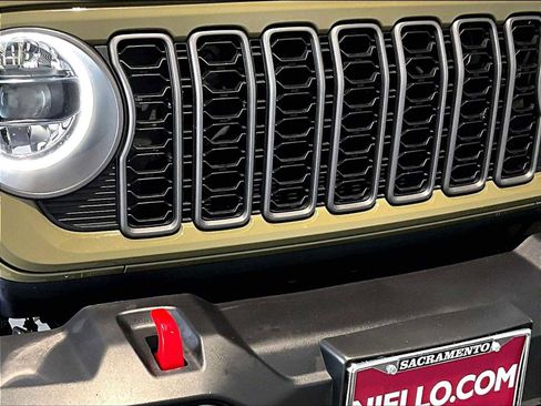 Used 2025 Jeep Wrangler Unlimited Rubicon w/ Convenience Group AWD/4WD image 32