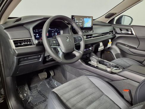 New 2025 Mitsubishi Outlander SE image 15