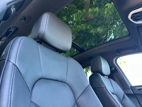 Certified 2025 Porsche Macan AWD/4WD image 18