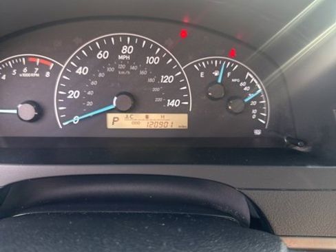 Used 2012 Toyota Camry L image 8