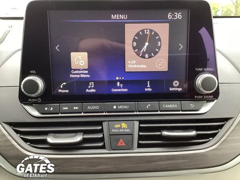 Used 2025 Nissan Altima 2.5 SV FWD image 3