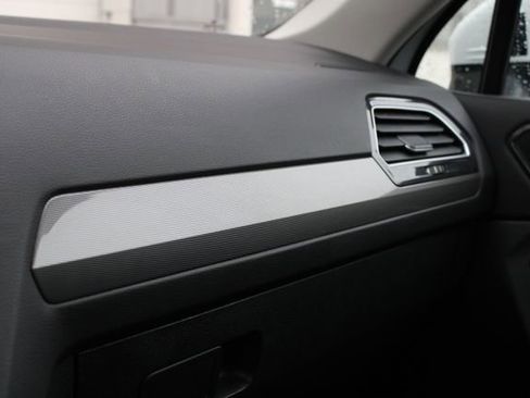 Used 2024 Volkswagen Tiguan SE w/ Panoramic Sunroof Package image 21