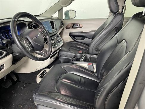 Used 2017 Chrysler Pacifica Touring-L image 2