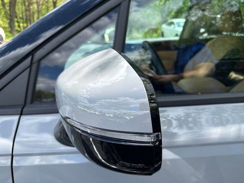 Used 2024 Kia Carnival EX FWD image 13