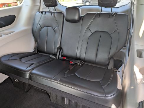 Used 2024 Chrysler Pacifica Touring-L FWD image 27