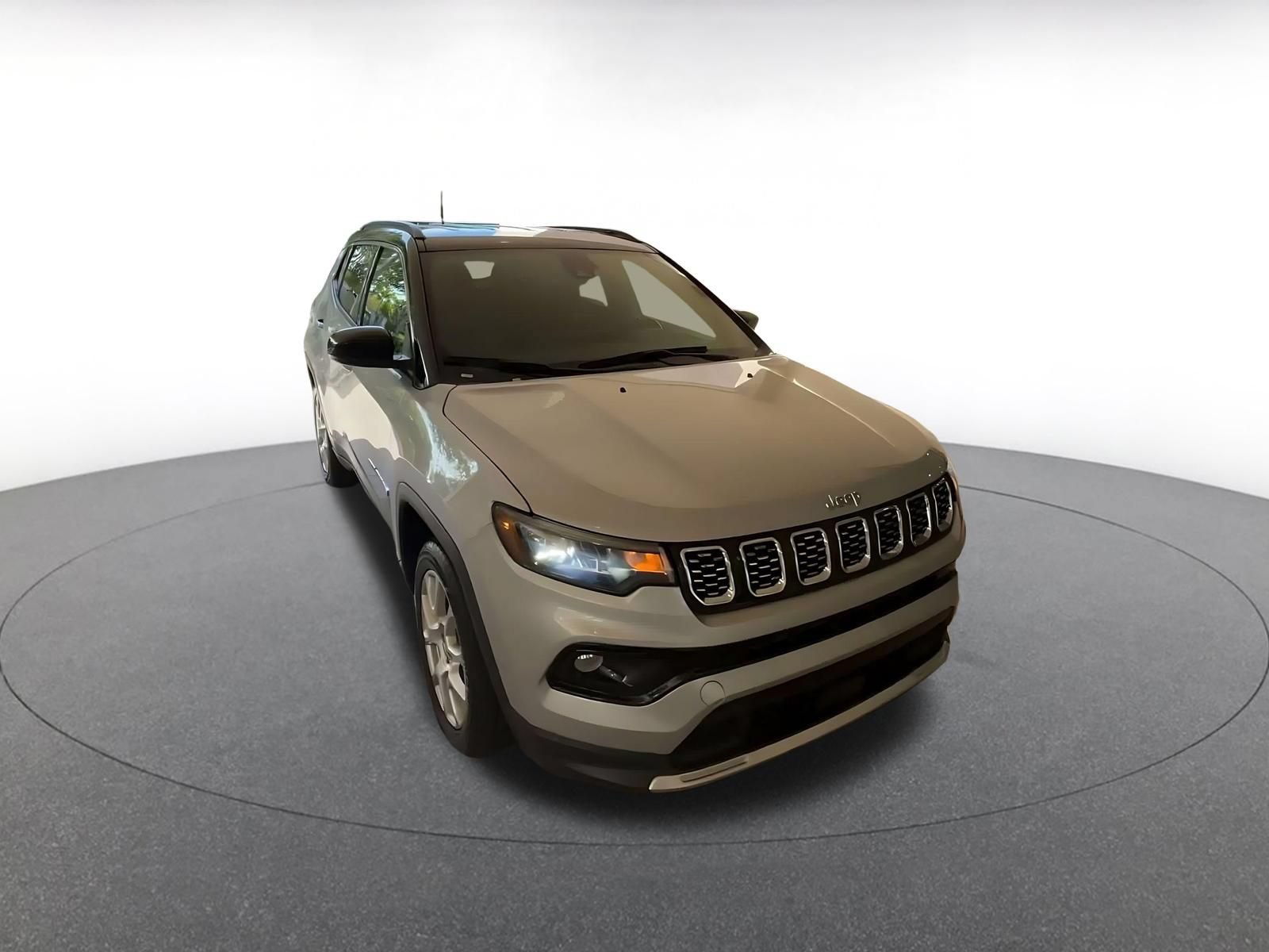 Used 2025 Jeep Compass Limited AWD/4WD image 3