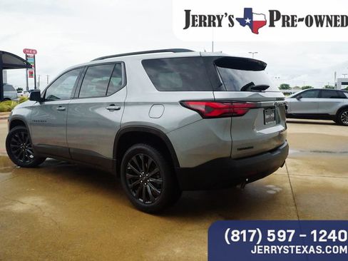 Used 2023 Chevrolet Traverse RS FWD image 2