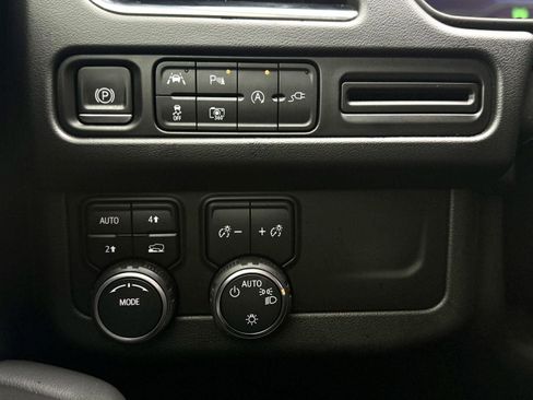 Used 2022 Chevrolet Suburban RST w/ Luxury Package image 18