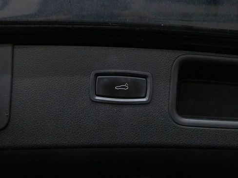 Certified 2018 Porsche Macan AWD/4WD image 32
