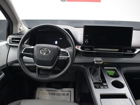 Used 2025 Toyota Sienna XLE w/ XLE Plus Package AWD/4WD image 17