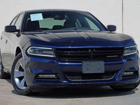 Used 2015 Dodge Charger SXT RWD image 2