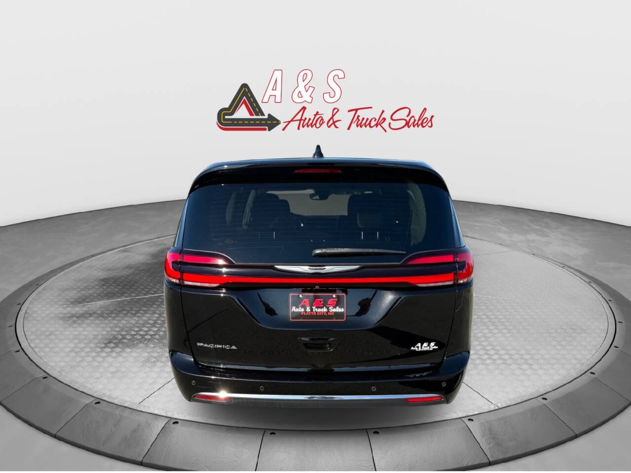 Used 2024 Chrysler Pacifica Touring-L FWD image 4
