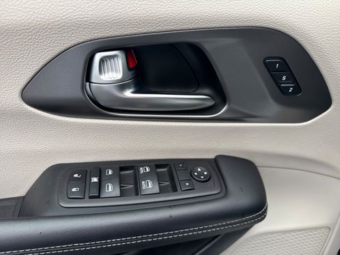 Used 2023 Chrysler Pacifica Touring-L FWD image 6