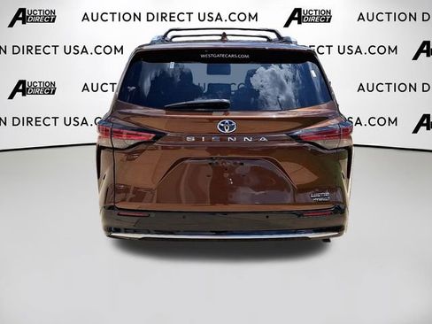 Used 2021 Toyota Sienna Limited image 6