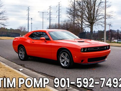 Used 2019 Dodge Challenger SXT image 4