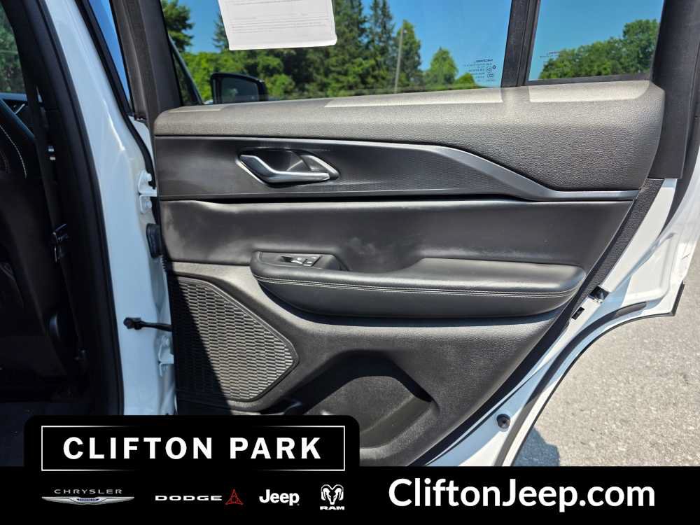 Used 2023 Jeep Grand Cherokee Laredo AWD/4WD image 17