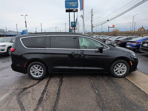 Used 2022 Chrysler Pacifica Touring-L image 2