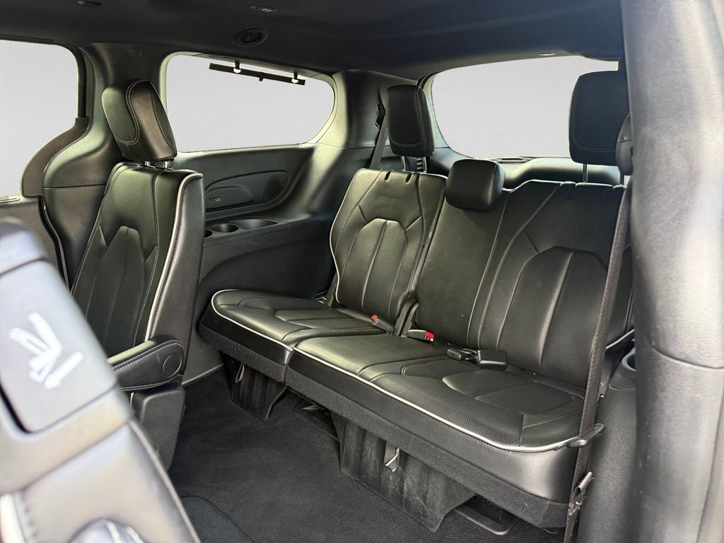 Certified 2025 Chrysler Pacifica Limited FWD image 28