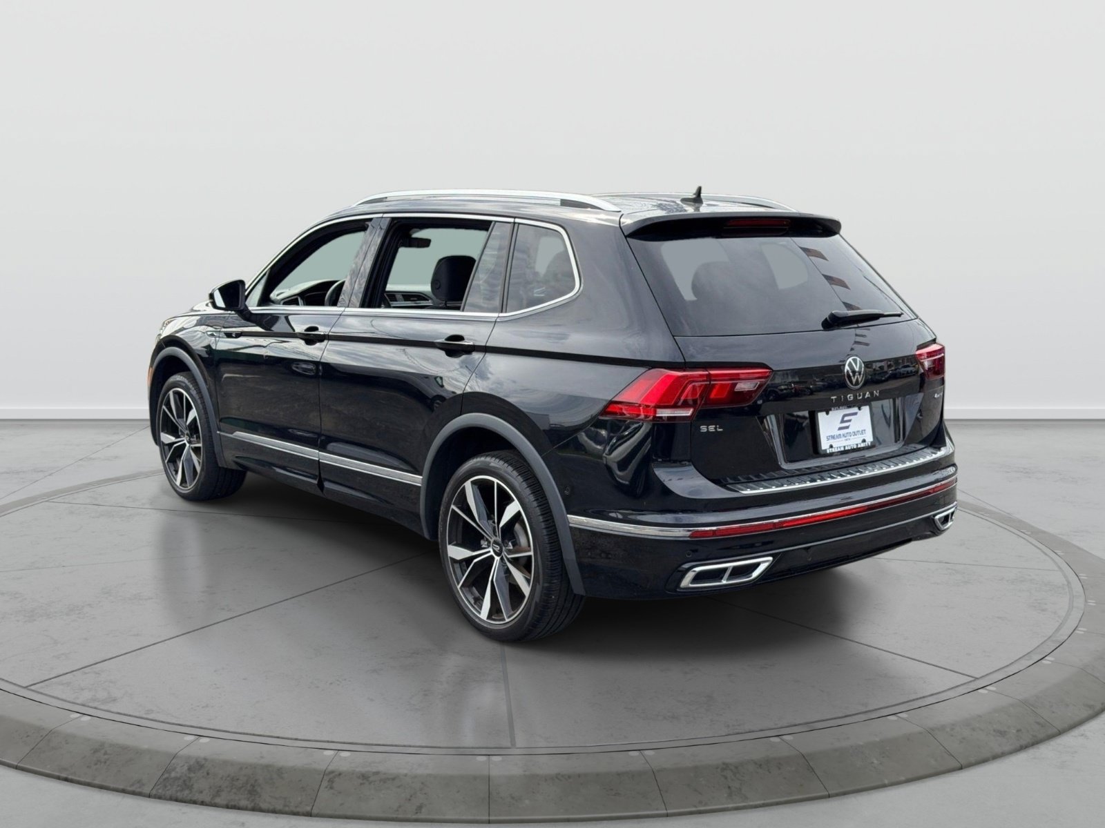 Used 2024 Volkswagen Tiguan SEL R-Line AWD/4WD image 6