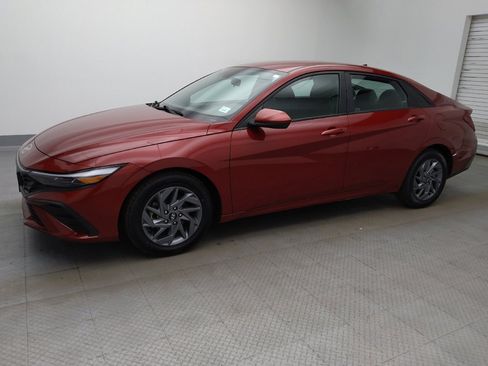 Used 2024 Hyundai Elantra SEL FWD image 2