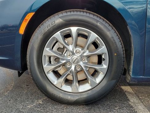 Used 2022 Chrysler Pacifica Touring-L image 32