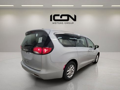 Used 2023 Chrysler Voyager LX image 2
