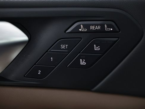 Used 2023 BMW X7 xDrive40i w/ Executive Package image 19