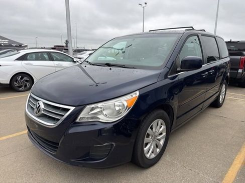 Used 2014 Volkswagen Routan SE FWD image 1