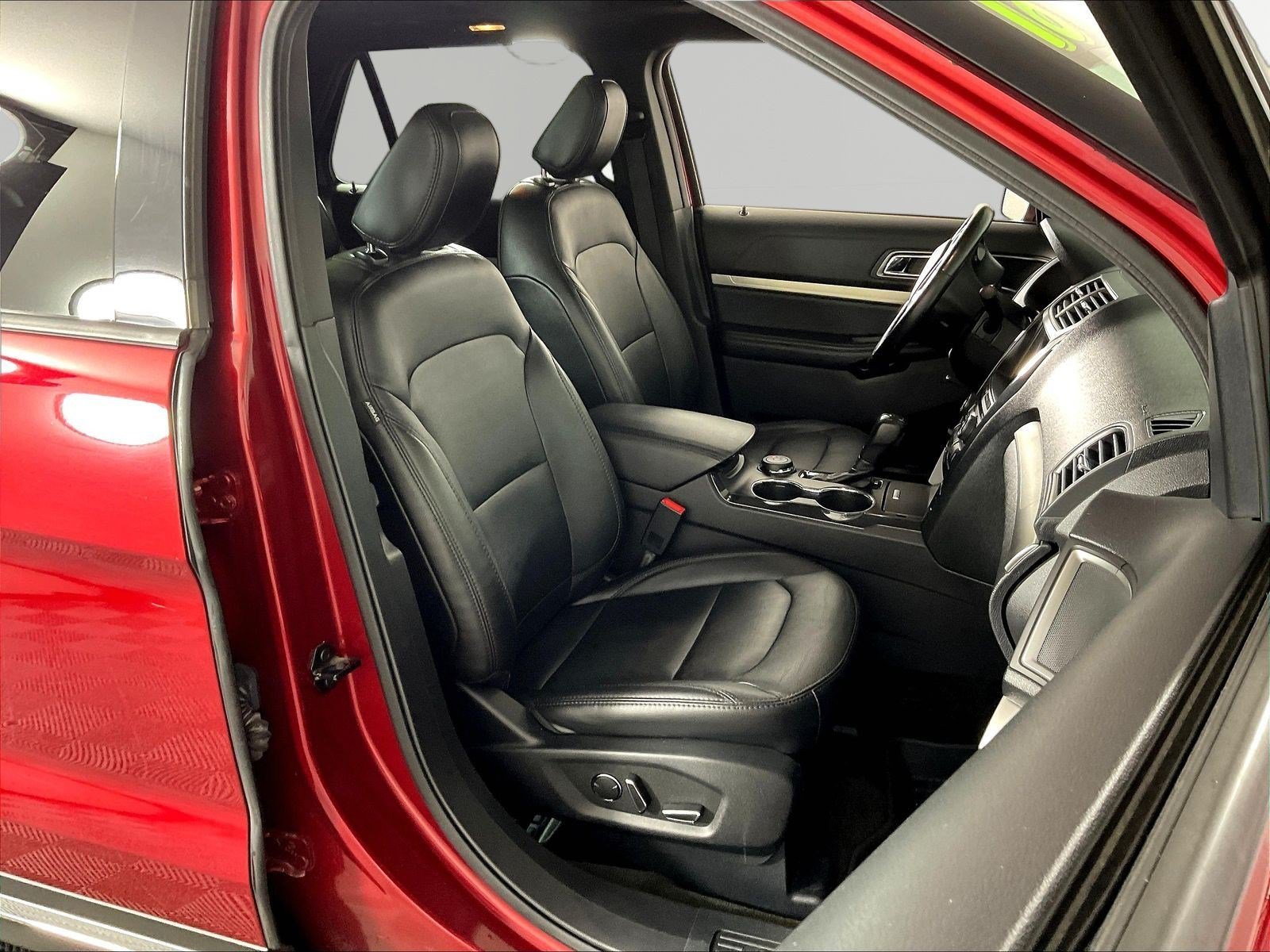 Used 2018 Ford Explorer XLT w/ Equipment Group 202A AWD/4WD image 30