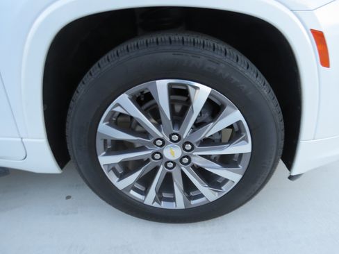 Certified 2022 Chevrolet Traverse Premier w/ LPO, Floor Liner Package image 9