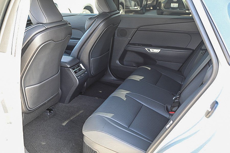 Used 2026 Lexus ES 350h w/ Convenience Package FWD image 18