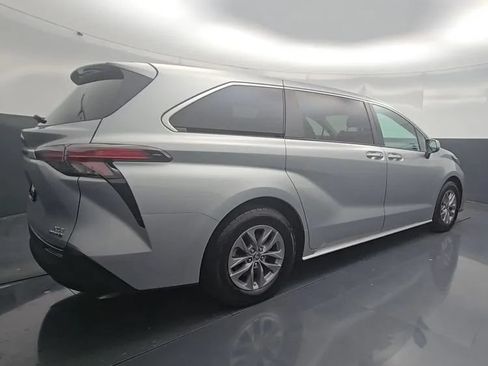 Used 2022 Toyota Sienna XLE AWD/4WD image 7