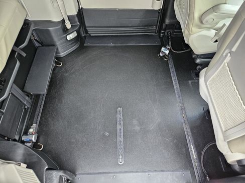 Used 2019 Dodge Grand Caravan SE w/ Power Convenience Group I FWD image 16