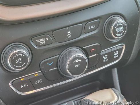 Certified 2017 Jeep Cherokee Latitude w/ Comfort & Sound Group FWD image 18