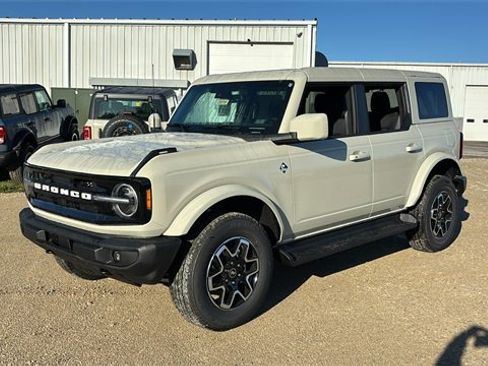New 2025 Ford Bronco Outer Banks image 2