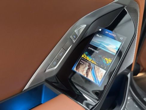 Used 2024 BMW i7 xDrive60 w/ Premium Package image 61