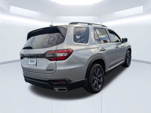 Used 2025 Honda Pilot Sport image 4
