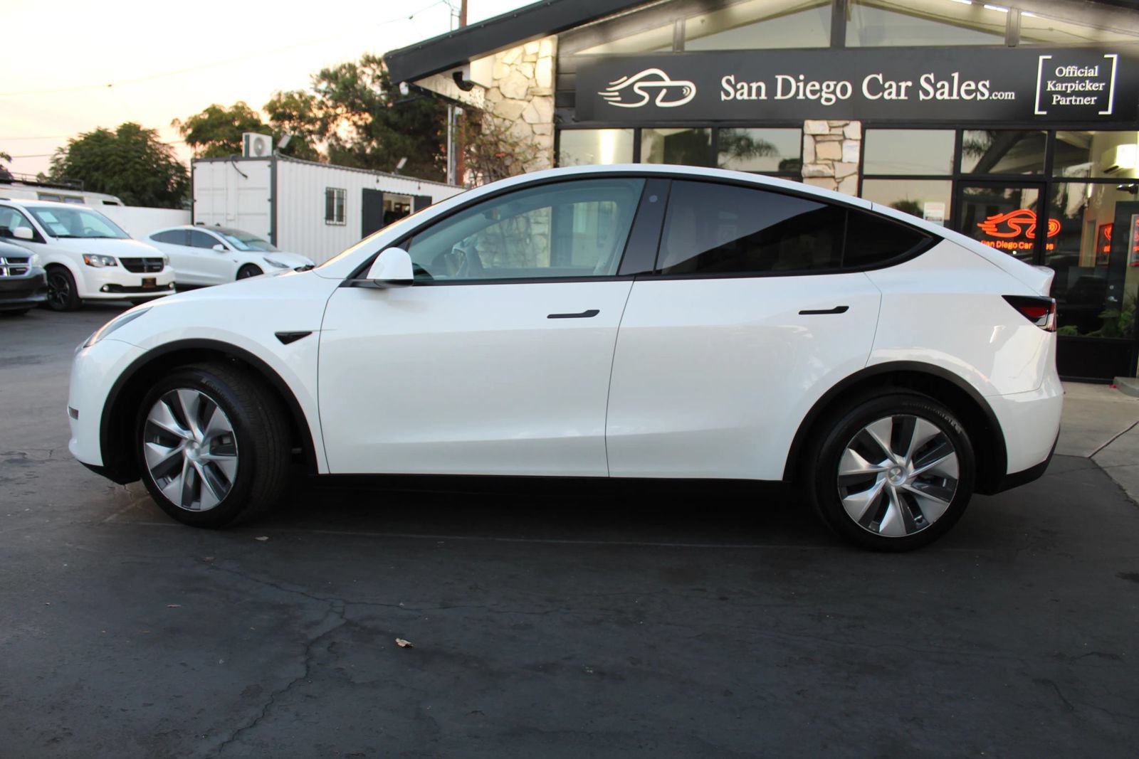 Used 2022 Tesla Model Y Long Range AWD/4WD image 2