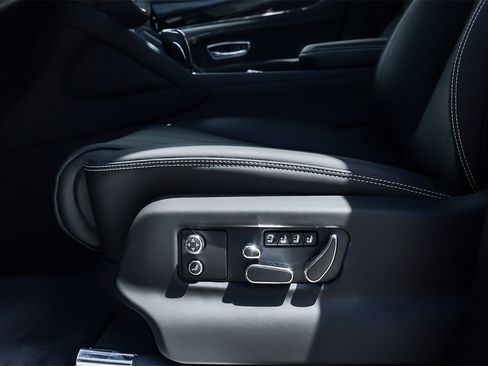 Certified 2024 Bentley Bentayga Extended Wheelbase image 29