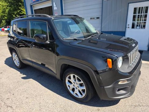 Used 2016 Jeep Renegade Latitude FWD image 3