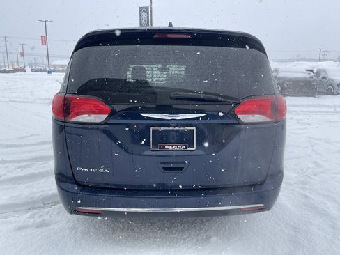 Used 2018 Chrysler Pacifica Touring-L image 4