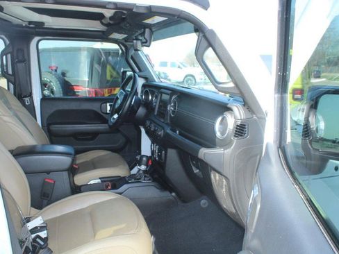 Used 2018 Jeep Wrangler Unlimited Sahara image 11