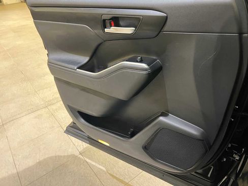 Certified 2023 Toyota Highlander XLE image 18