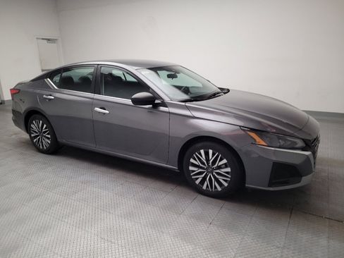 Used 2025 Nissan Altima 2.5 SV FWD image 11