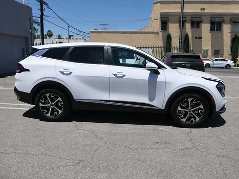 Used 2024 Kia Sportage EX FWD image 2