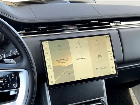 New 2025 Land Rover Range Rover SE image 6