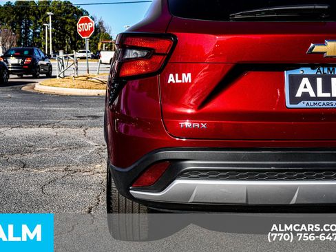 Used 2025 Chevrolet Trax LT w/ LT Convenience Package image 17