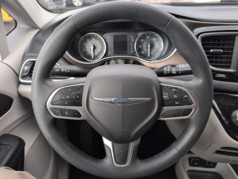 Used 2018 Chrysler Pacifica Touring Plus FWD image 14