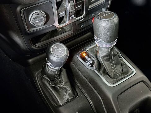 Used 2024 Jeep Gladiator Sport AWD/4WD image 16