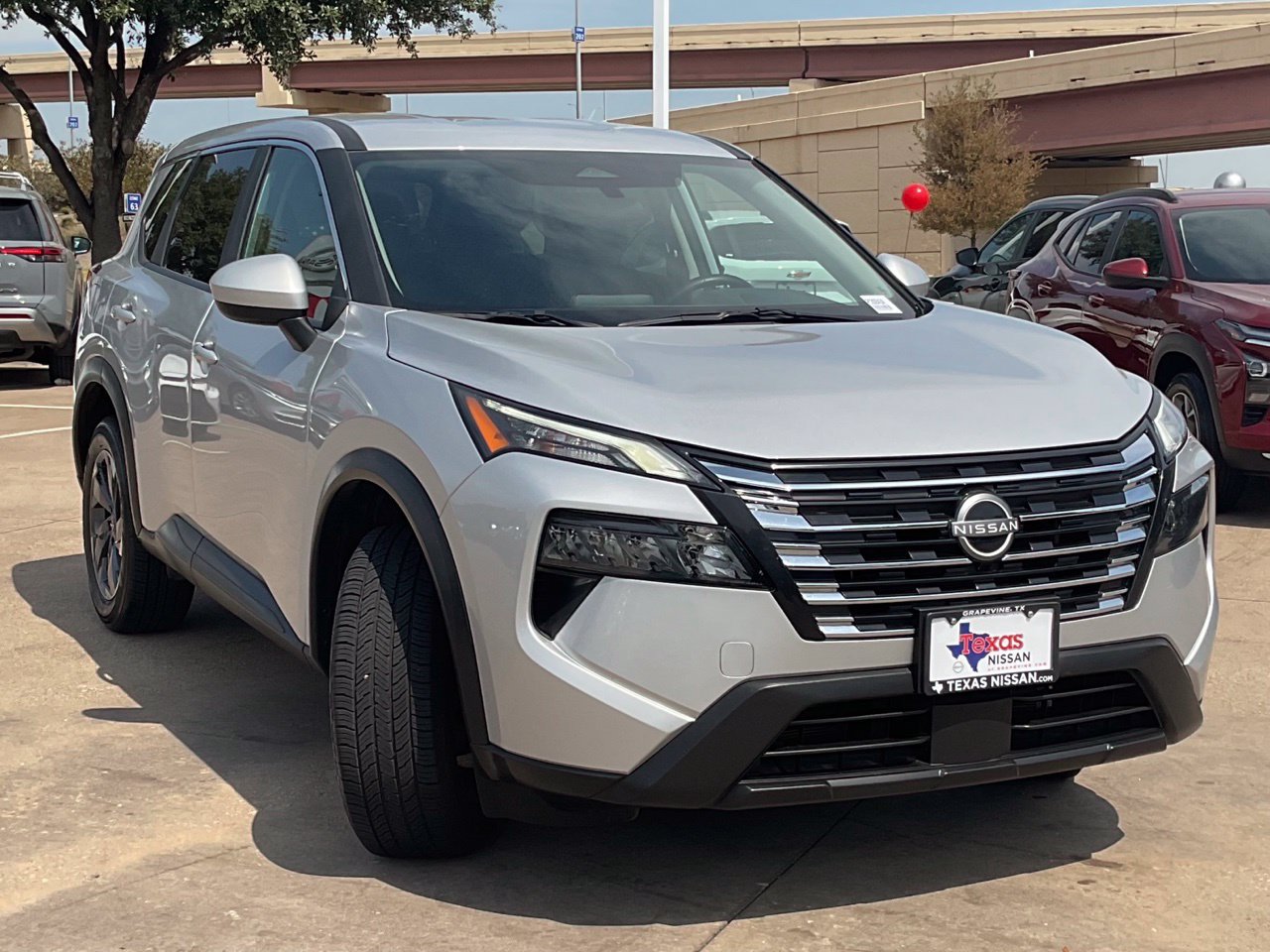 Used 2025 Nissan Rogue SV FWD image 3